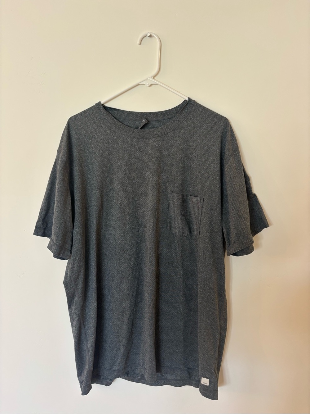 Vuori Short-Sleeve Pocket Tee in Charcoal